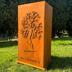 Säule mit Baum-Motiv „Herzlich Willkommen”
